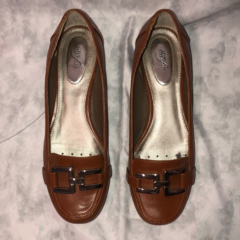Like new light brown flats with silver hardware